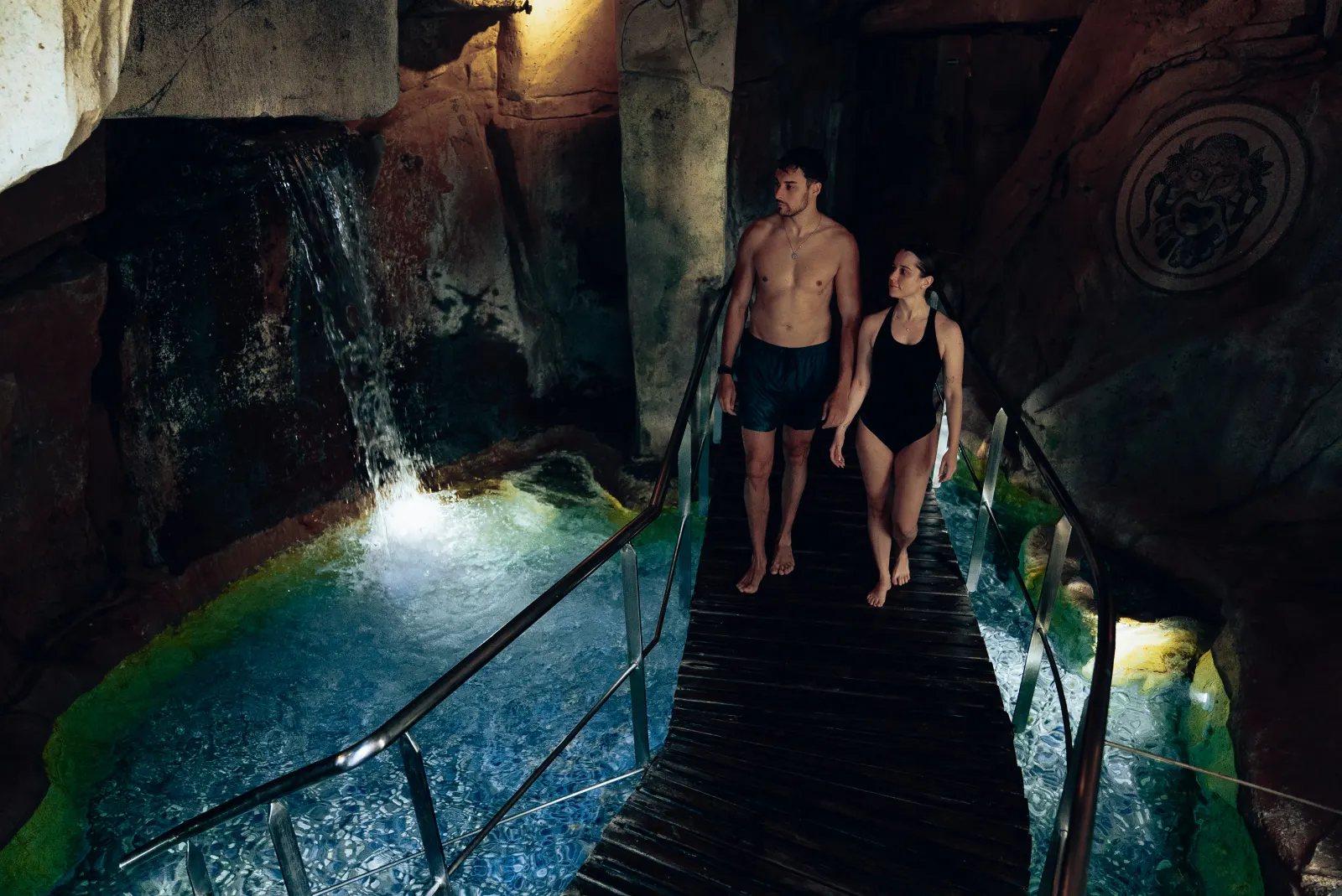 Pareja disfrutando del circuito balneario en tarragona hotel termes montbrio