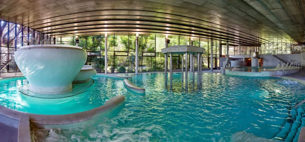 Foto del interior de las instalaciones del circuito spa termal Aquatonic del hotel Termes Montbrió.