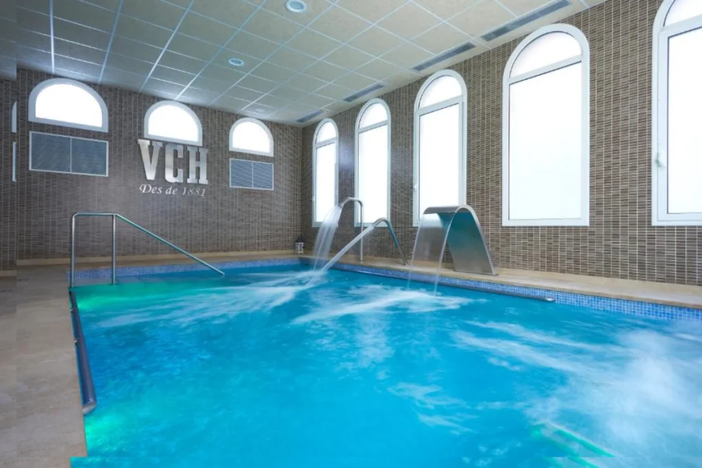 Piscina del spa del hotel balneario Vichy Catalán, un destacable hotel Balneario en Girona, Cataluña.
