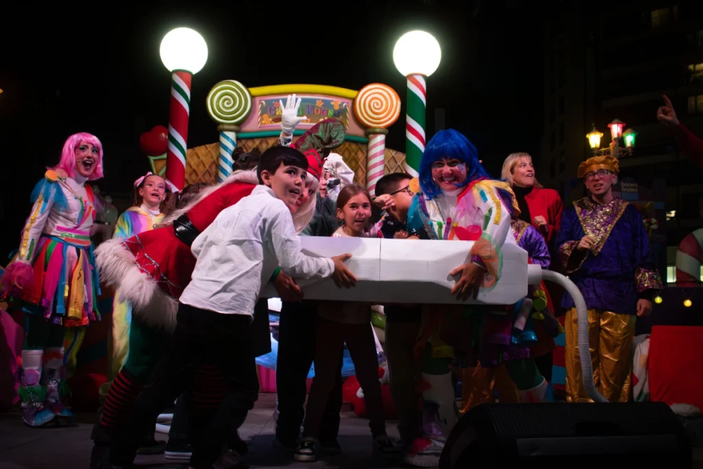 Un grupo de personas en un espectáculo para todo el público dan inicio a la temporada de la navidad en Tarragona.